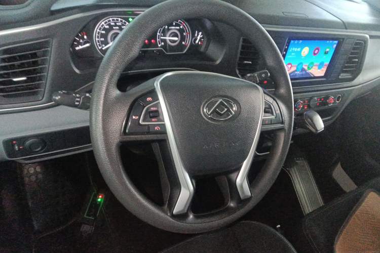 Used SAIC MAXUS Xintu V80 2023 2.0T AMT Classic Aoyuntong Short Wheelbase Mid-Roof 5/6-Seater Interior 2