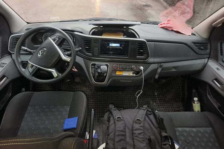 Used SAIC MAXUS Xintu V80 2023 2.0T AMT Classic Aoyuntong Short Wheelbase Mid-Roof 5/6-Seater Interior 2
