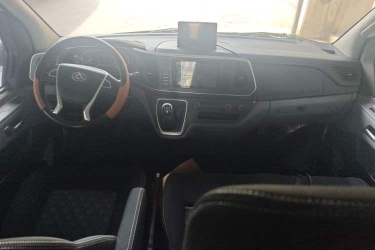Used SAIC MAXUS Xintu V80 2023 2.0T Manual Classic Aoyuntong Power Version Short Wheelbase Mid-Height 5/6-Seater Interior 2