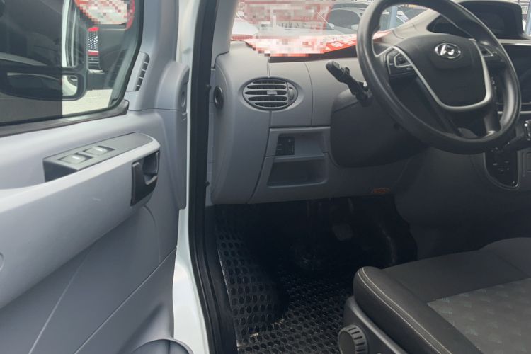 Used SAIC MAXUS Xintu V80 2023 2.0T AMT Classic Aoyuntong Short Wheelbase Ultra-Low Roof 5/6-Seater Interior 2