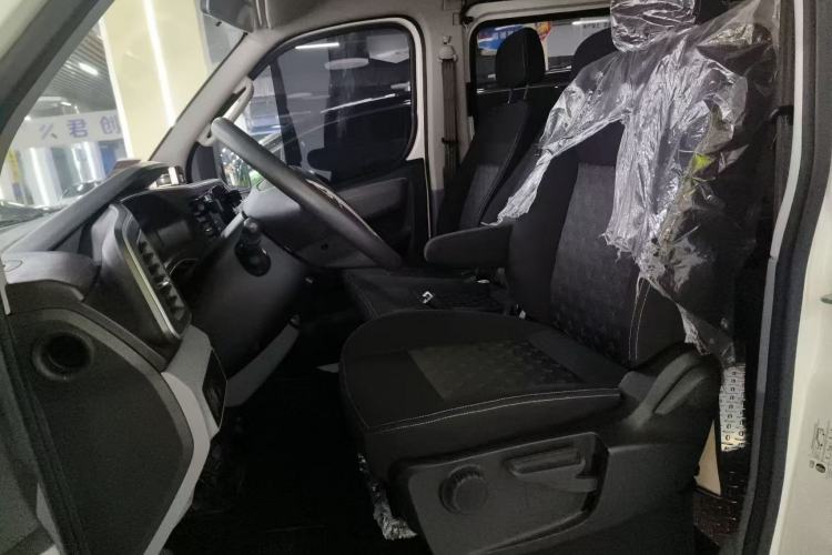 Used SAIC MAXUS Xintu V80 2023 2.0T Manual Classic Aoyuntong Long Wheelbase Mid-Height 6/7/8/9-Seater Interior 2