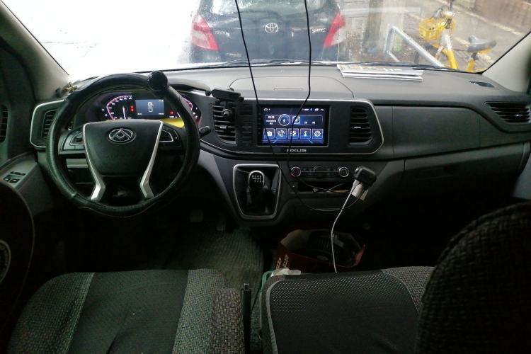 Used SAIC MAXUS Xintu V80 2023 2.0T Manual Classic Aoyuntong Short Wheelbase Ultra-Low Roof 5/6-Seater Interior 2