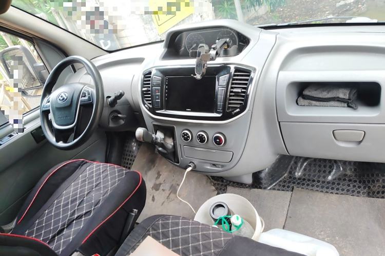 Used SAIC MAXUS Xintu V80 2023 2.0T Manual Classic City Delivery King Long Wheelbase Mid-Roof 3-Seater Interior 2