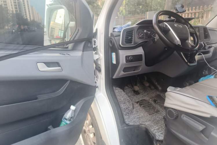 Used SAIC MAXUS Xintu V80 2023 2.0T PLUS Manual All-Around King Long Wheelbase Mid-Height Roof—6/7/8/9-Seater Interior 3