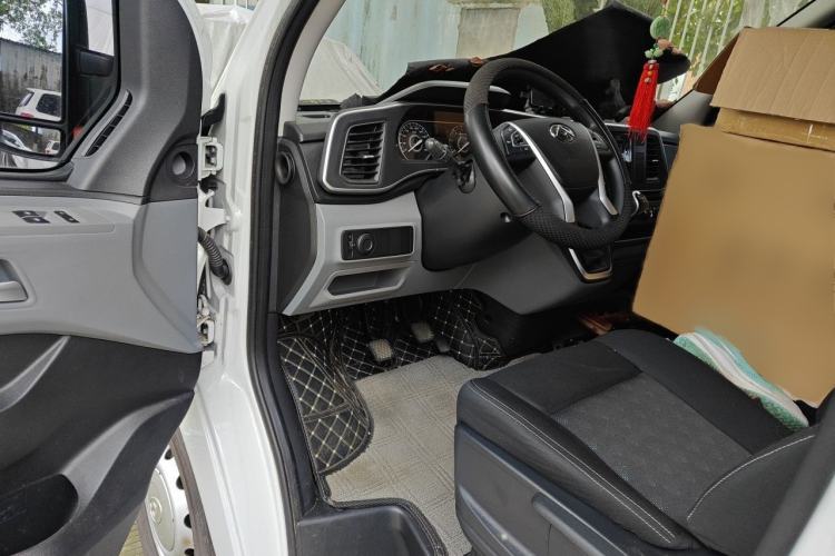 Used SAIC MAXUS Xintu V80 2023 2.0T Manual Classic Aoyuntong Short Wheelbase Mid-Roof 5/6-Seater Interior 3