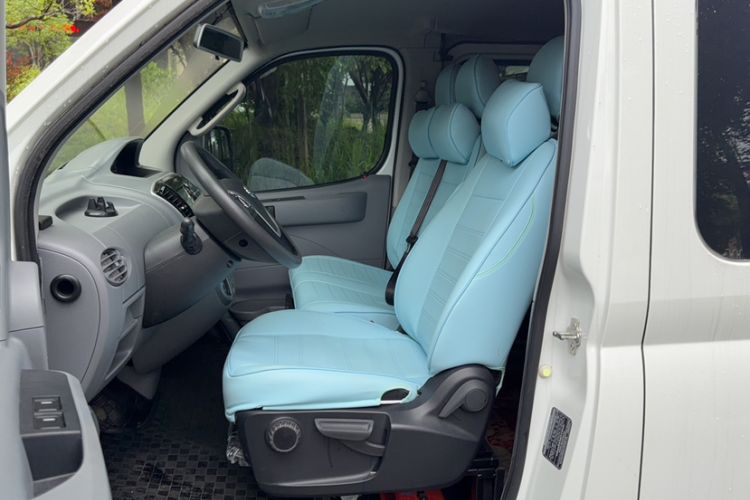 Used SAIC MAXUS Xintu V80 2023 2.0T AMT Classic Aoyuntong Short Wheelbase Ultra-Low Roof 5/6-Seater Interior 3