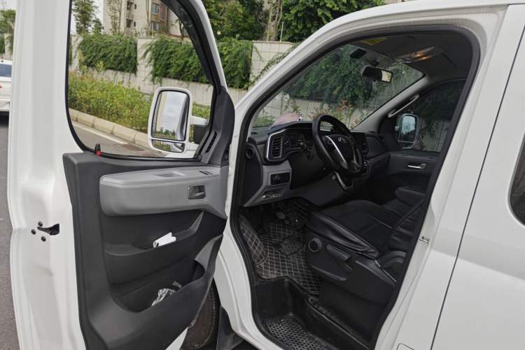 Used SAIC MAXUS Xintu V80 2023 2.0T PLUS AMT City Edition Short Wheelbase Ultra-Low Roof 5/6-Seater Interior 3