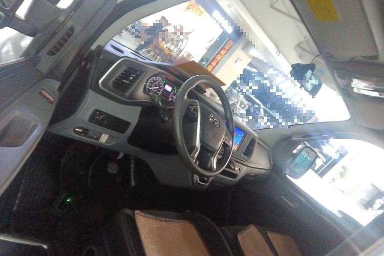 Used SAIC MAXUS Xintu V80 2023 2.0T AMT Classic Aoyuntong Short Wheelbase Mid-Roof 5/6-Seater Interior 3