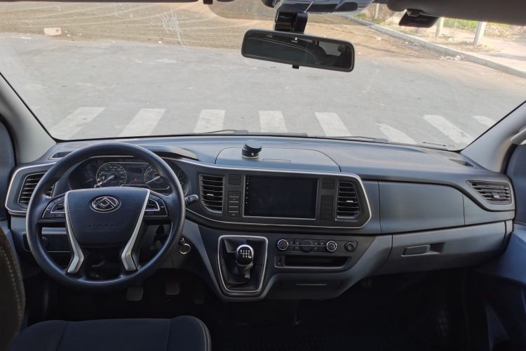 Used SAIC MAXUS Xintu V80 2023 2.0T Manual Classic Aoyuntong Short Wheelbase Mid-Roof 5/6-Seater Interior 3