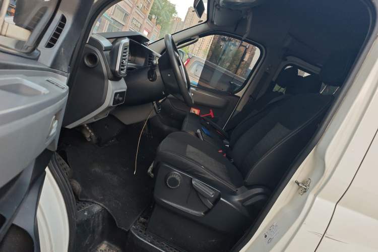 Used SAIC MAXUS Xintu V80 2023 2.0T AMT Classic Aoyuntong Long Wheelbase Mid-Height 6/7/8/9-Seater Interior 3