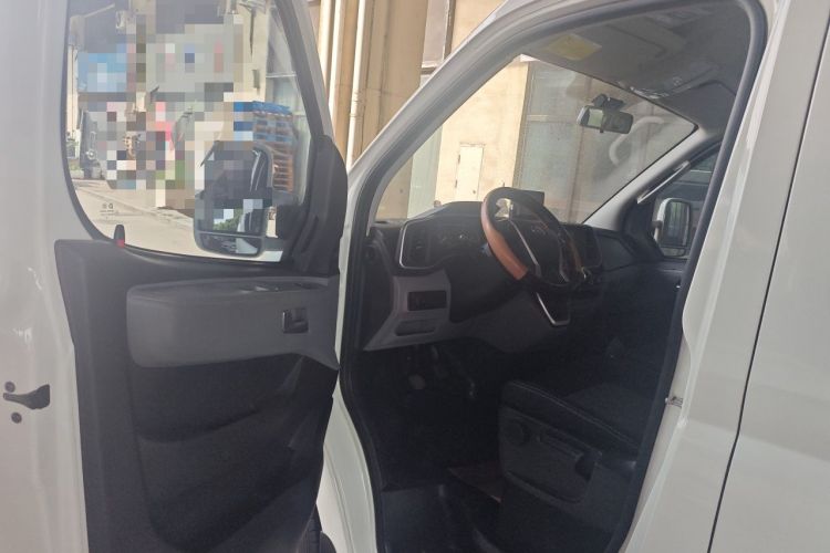 Used SAIC MAXUS Xintu V80 2023 2.0T Manual Classic Aoyuntong Power Version Short Wheelbase Mid-Height 5/6-Seater Interior 3