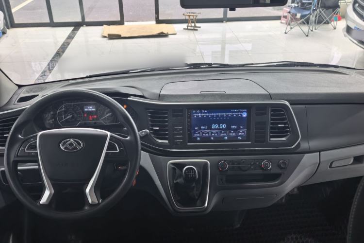 Used SAIC MAXUS Xintu V80 2023 2.0T Manual Classic Aoyuntong Short Wheelbase Mid-Roof 5/6-Seater Interior 3