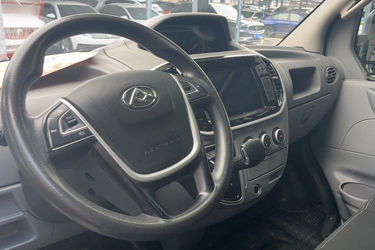 Used SAIC MAXUS Xintu V80 2023 2.0T AMT Classic Aoyuntong Short Wheelbase Ultra-Low Roof 5/6-Seater Interior 3