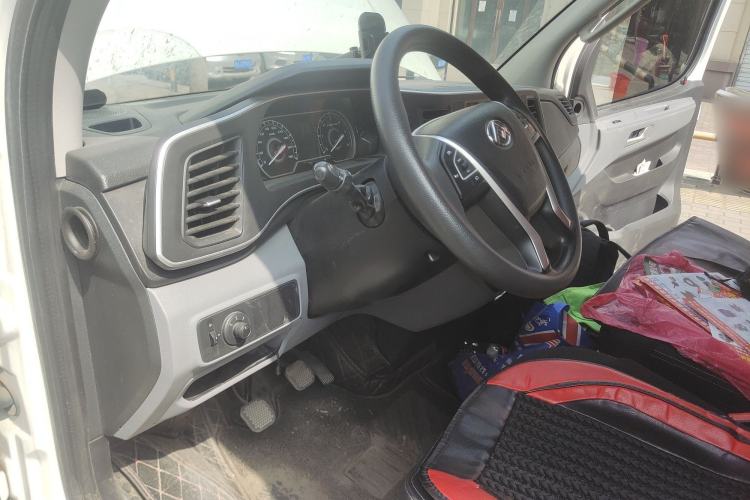 Used SAIC MAXUS Xintu V80 2023 2.0T Manual Classic Aoyuntong Power Version Short Wheelbase Ultra-Low Roof 5/6-Seater Interior 3