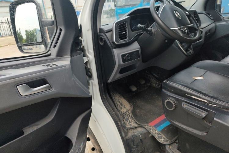 Used SAIC MAXUS Xintu V80 2023 2.0T Manual Classic Aoyuntong Long Wheelbase Mid-Height 6/7/8/9-Seater Interior 3