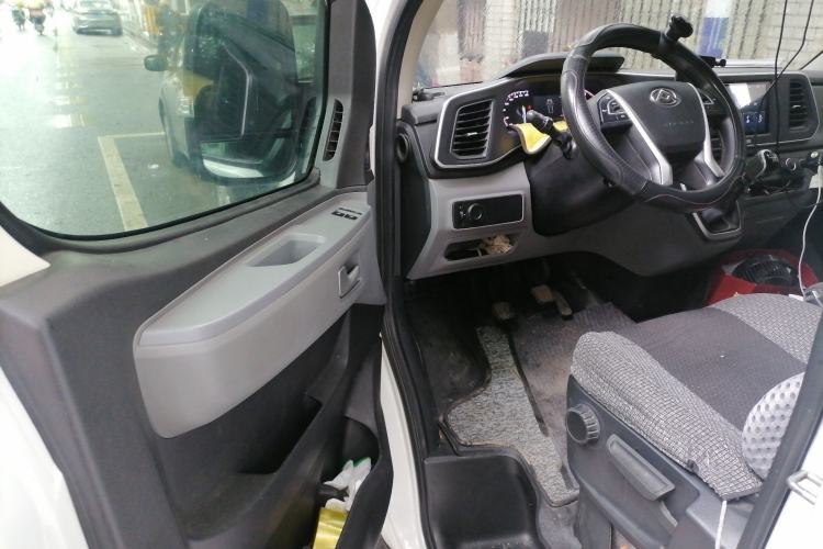 Used SAIC MAXUS Xintu V80 2023 2.0T Manual Classic Aoyuntong Short Wheelbase Ultra-Low Roof 5/6-Seater Interior 3