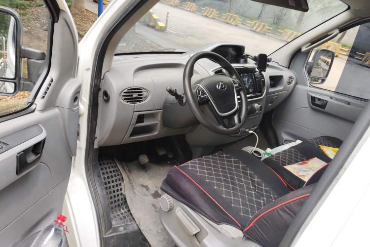 Used SAIC MAXUS Xintu V80 2023 2.0T Manual Classic City Delivery King Long Wheelbase Mid-Roof 3-Seater Interior 3