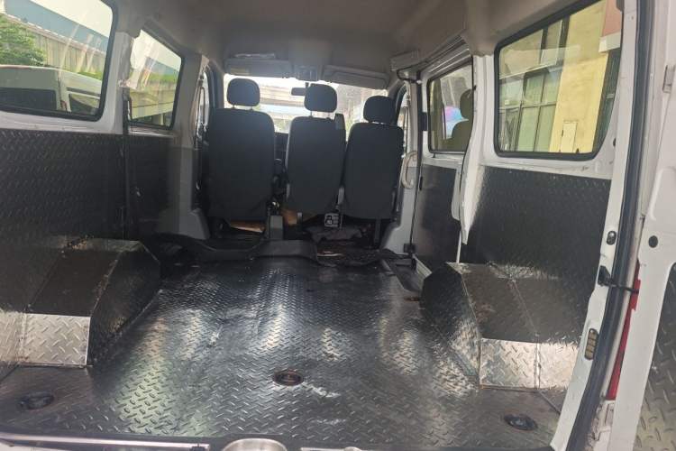Used SAIC MAXUS Xintu V80 2023 2.0T Manual Classic Aoyuntong Power Version Short Wheelbase Mid-Height 5/6-Seater Interior 4