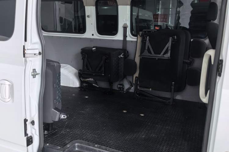 Used SAIC MAXUS Xintu V80 2023 2.0T PLUS Manual All-Around King Long Wheelbase Mid-Height Roof—6/7/8/9-Seater Interior 5