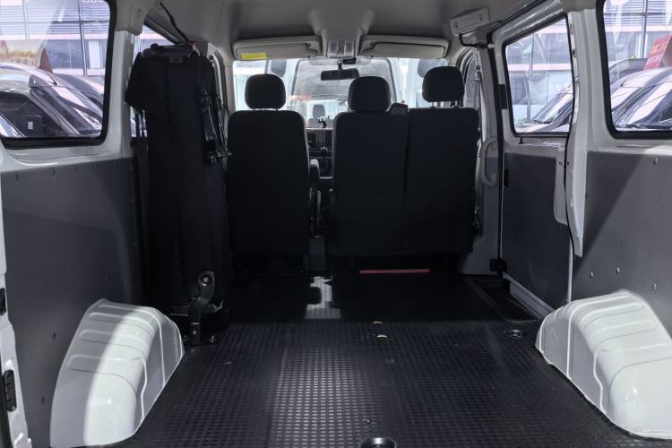 Used SAIC MAXUS Xintu V80 2023 2.0T Manual Classic Aoyuntong Short Wheelbase Mid-Roof 5/6-Seater Interior 5