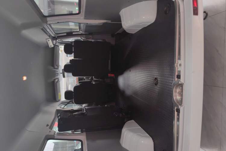 Used SAIC MAXUS Xintu V80 2023 2.0T AMT Classic Aoyuntong Short Wheelbase Mid-Roof 5/6-Seater Interior 5