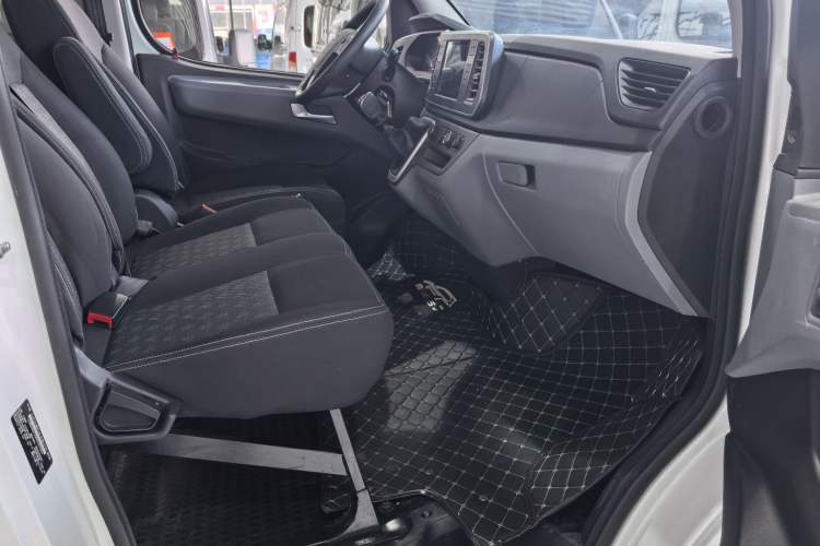 Used SAIC MAXUS Xintu V80 2023 2.0T Manual Classic Aoyuntong Power Version Short Wheelbase Mid-Height 5/6-Seater Interior 5