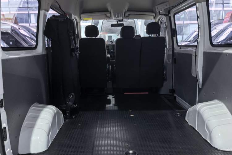 Used SAIC MAXUS Xintu V80 2023 2.0T Manual Classic Aoyuntong Short Wheelbase Mid-Roof 5/6-Seater Interior 6