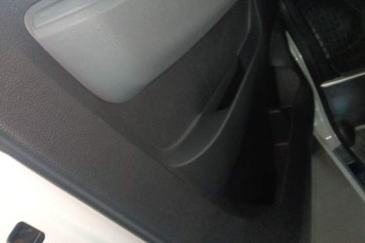 Used SAIC MAXUS Xintu V80 2023 2.0T AMT Classic Aoyuntong Short Wheelbase Mid-Roof 5/6-Seater Interior 7