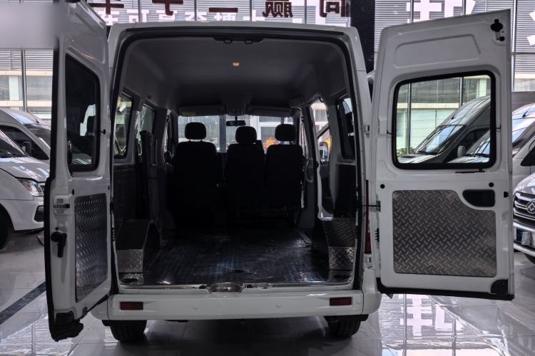 Used SAIC MAXUS Xintu V80 2023 2.0T Manual Classic Aoyuntong Power Version Short Wheelbase Mid-Height 5/6-Seater Interior 9