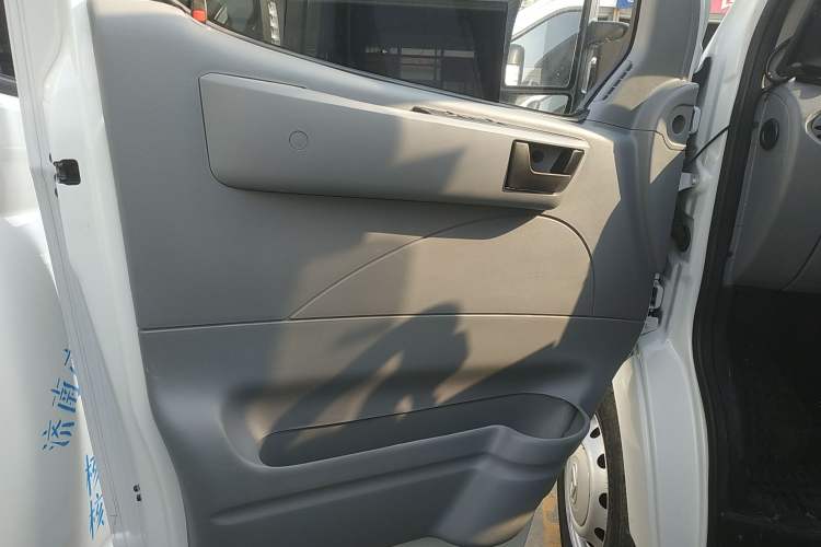 Used SAIC MAXUS Xintu V80 2023 2.0T Manual Classic City Delivery King Short Wheelbase Mid-Roof 3-Seater Left Front Door Interior