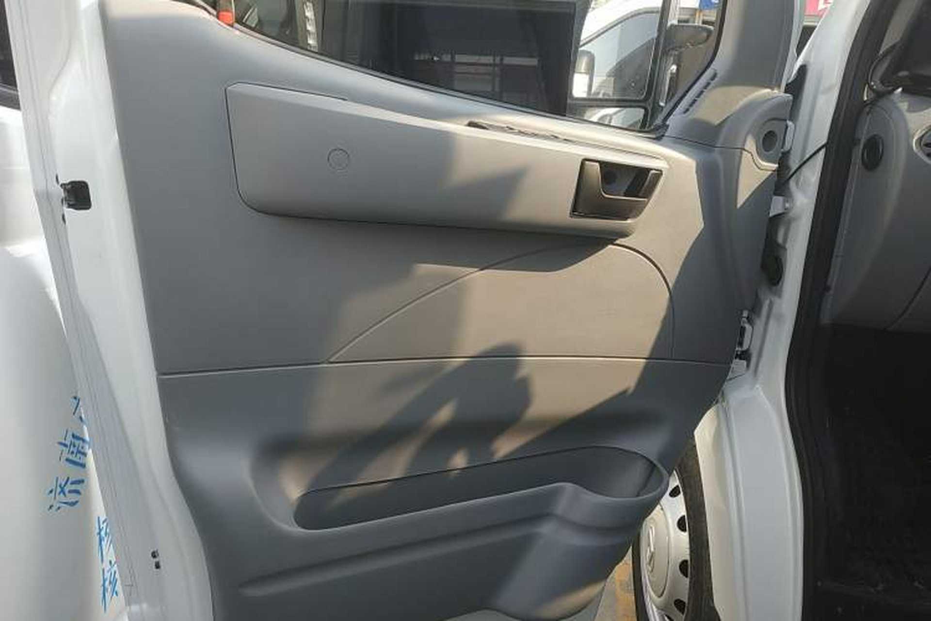 Used SAIC MAXUS Xintu V80 2023 2.0T Manual Classic City Delivery King Short Wheelbase Mid-Roof 3-Seater Left Front Door Interior