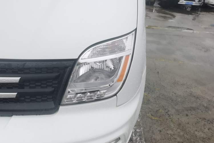 Used SAIC MAXUS Xintu V80 2023 2.0T Manual Classic Aoyuntong Long Wheelbase Ultra-Low Roof 6/7/8/9-Seater Left Front Headlight