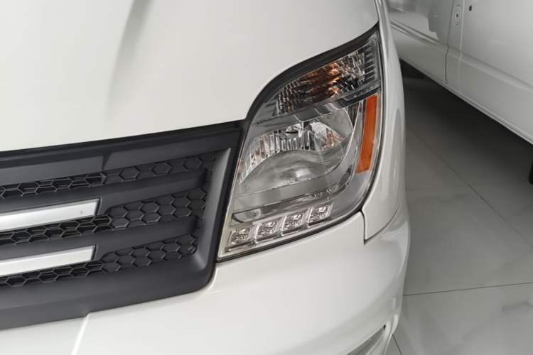 Used SAIC MAXUS Xintu V80 2023 2.0T Manual Classic Aoyuntong Short Wheelbase Mid-Roof 5/6-Seater Left Front Headlight