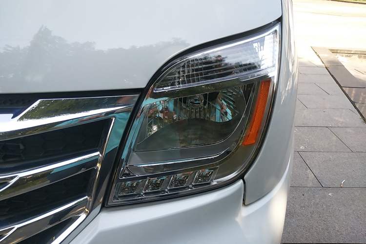Used SAIC MAXUS Xintu V80 2023 2.0T PLUS AMT All-Rounder Short Wheelbase Mid-Roof 5/6-Seater Left Front Headlight