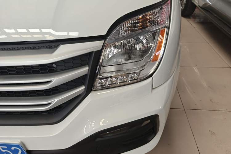 Used SAIC MAXUS Xintu V80 2023 2.0T Manual Classic Aoyuntong Short Wheelbase Mid-Roof 5/6-Seater Left Front Headlight