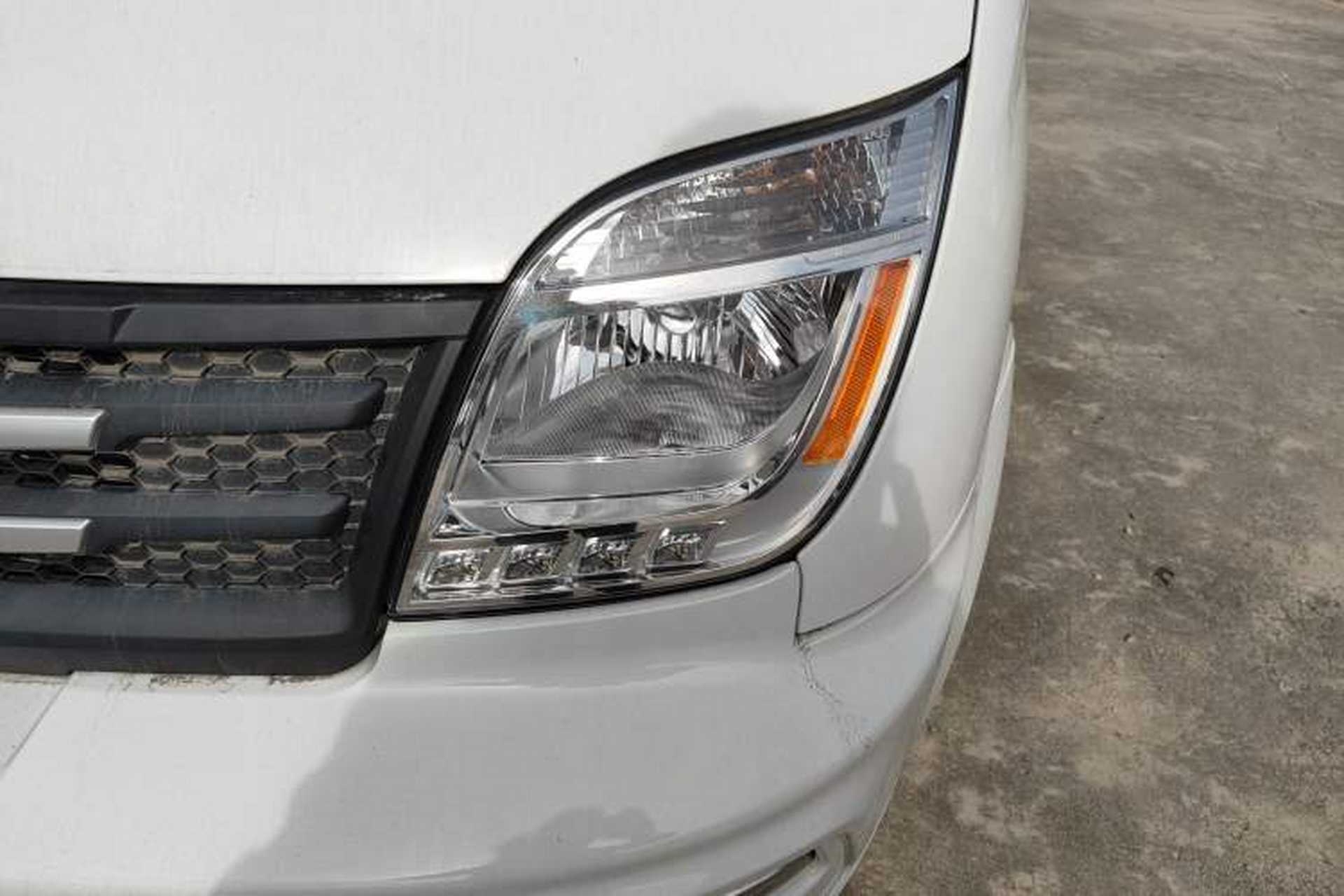Used SAIC MAXUS Xintu V80 2023 2.0T Manual Classic City Delivery King Short Wheelbase Mid-Roof 3-Seater Left Front Headlight