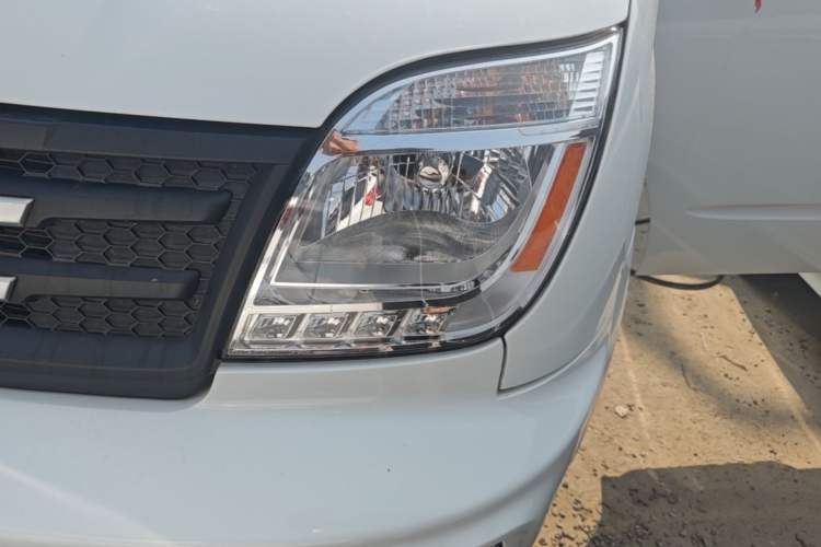 Used SAIC MAXUS Xintu V80 2023 2.0T Manual Classic Aoyuntong Short Wheelbase Mid-Roof 7/8/9-Seater Left Front Headlight