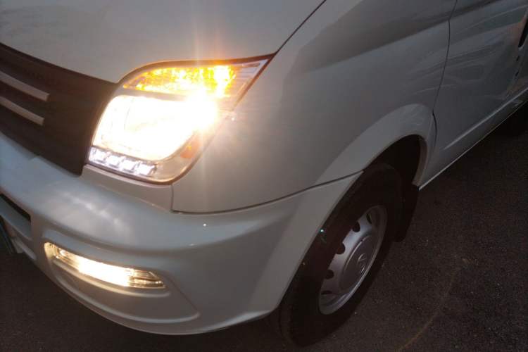Used SAIC MAXUS Xintu V80 2023 2.0T Manual Classic Aoyuntong Short Wheelbase Mid-Roof 5/6-Seater Left Front Headlight