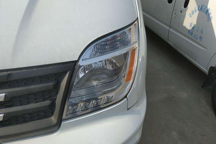Used SAIC MAXUS Xintu V80 2023 2.0T Manual Classic City Delivery King Short Wheelbase Mid-Roof 3-Seater Left Front Headlight