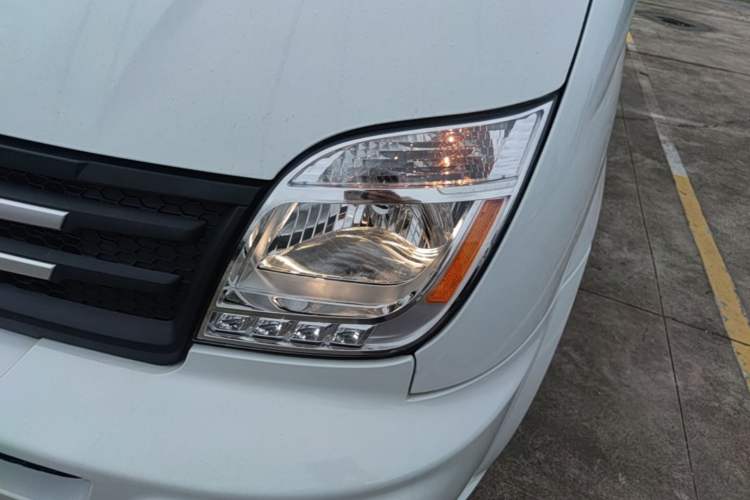 Used SAIC MAXUS Xintu V80 2023 2.0T Manual Classic City Delivery King Long Wheelbase Mid-Roof 3-Seater Left Front Headlight