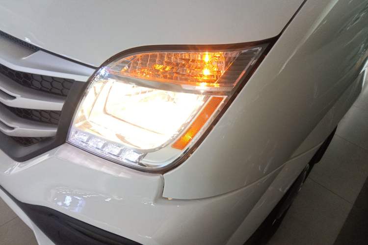 Used SAIC MAXUS Xintu V80 2023 2.0T AMT Classic Aoyuntong Short Wheelbase Mid-Roof 5/6-Seater Left Front Headlight