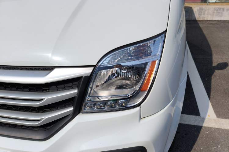 Used SAIC MAXUS Xintu V80 2023 2.0T Manual Classic Aoyuntong Short Wheelbase Ultra-Low Roof 5/6-Seater Left Front Headlight