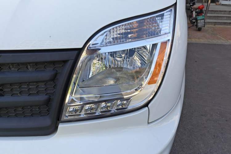 Used SAIC MAXUS Xintu V80 2023 2.0T AMT Classic Aoyuntong Short Wheelbase Mid-Roof 7/8/9-Seater Left Front Headlight