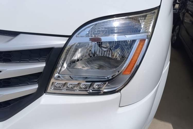 Used SAIC MAXUS Xintu V80 2023 2.0T AMT Classic Aoyuntong Short Wheelbase Mid-Roof 5/6-Seater Left Front Headlight