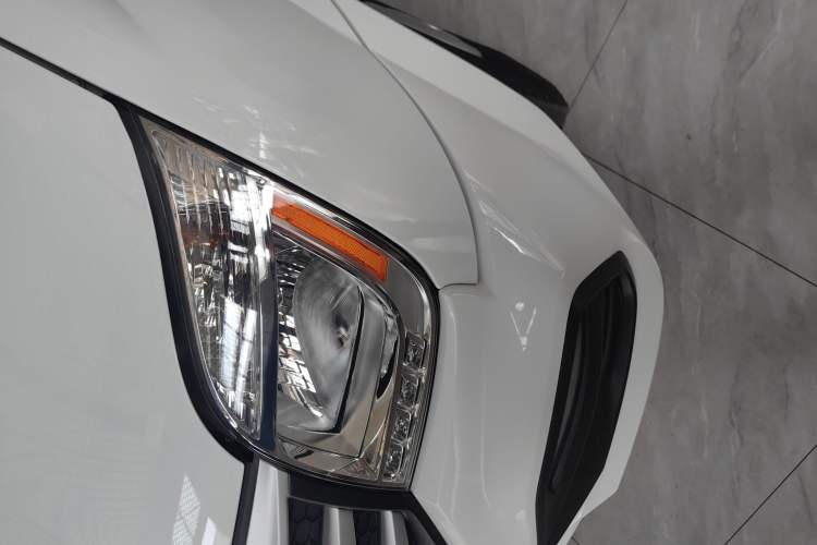 Used SAIC MAXUS Xintu V80 2023 2.0T AMT Classic Aoyuntong Short Wheelbase Mid-Roof 5/6-Seater Left Front Headlight