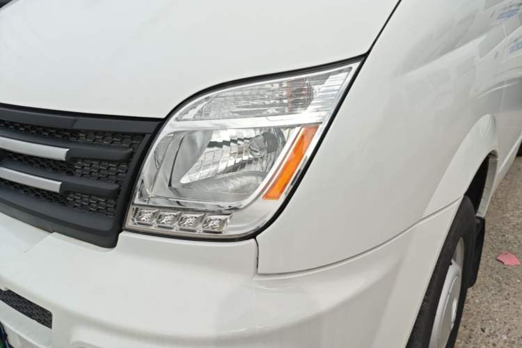Used SAIC MAXUS Xintu V80 2023 2.0T Manual Classic Aoyuntong Short Wheelbase Ultra-Low Roof 5/6-Seater Left Front Headlight