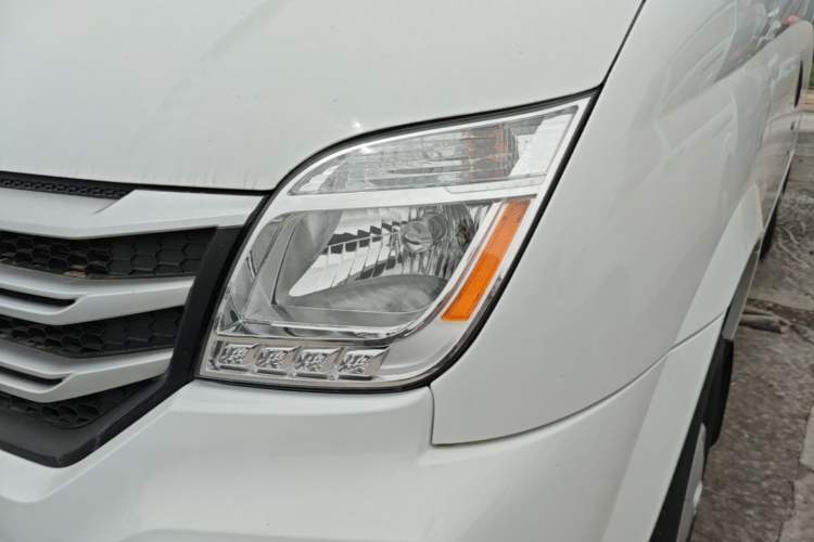 Used SAIC MAXUS Xintu V80 2023 2.0T Manual Classic Aoyuntong Short Wheelbase Mid-Roof 5/6-Seater Left Front Headlight