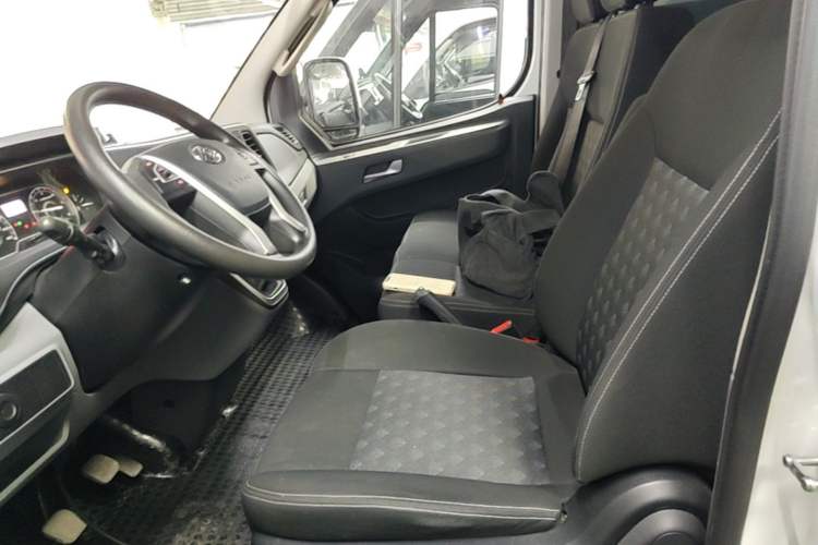 Used SAIC MAXUS Xintu V80 2023 2.0T Manual Classic Aoyuntong Long Wheelbase Mid-Height 6/7/8/9-Seater Left Front Seat