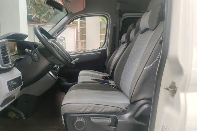 Used SAIC MAXUS Xintu V80 2023 2.0T AMT Classic Aoyuntong Long Wheelbase Mid-Height 6/7/8/9-Seater Left Front Seat