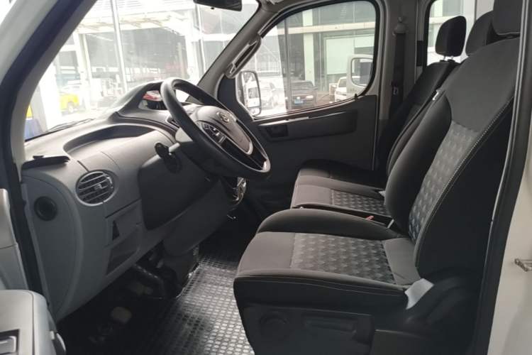Used SAIC MAXUS Xintu V80 2023 2.0T Manual Classic Aoyuntong Short Wheelbase Mid-Roof 5/6-Seater Left Front Seat